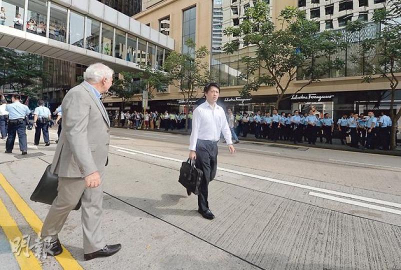 警方出動大批警員，由凌晨開始清場，至昨晨8時許已拘捕共511人，押至黃竹坑警校拘留。昨晨巿民上班時仍有警員留守遮打道，至9時才解除封鎖。（鄧宗弘攝）