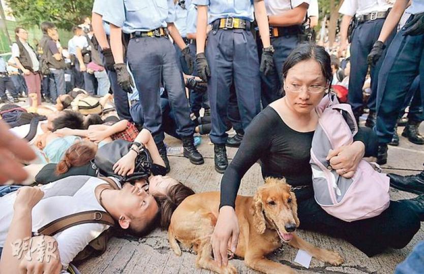 呢隻「民主之狗」一路陪住主人被捕，一齊入咗黃竹坑警校，噚日喺網上「一拉成名」。（余俊亮攝）