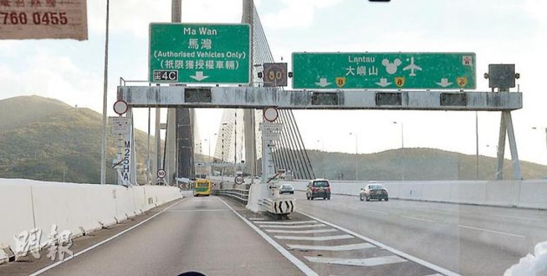政府原定發展馬灣的計劃中，並無打算興建道路連接青馬大橋。新地在該處發展商住項目，申請建設連接支路，獲政府同意。該路段至今只供穿梭巴士（圖）等授權車輛使用。（鄧宗弘攝）前政府工程師甘燦堯（圖）供稱，署方決定批准以陸路交通應付馬灣25％客運量，屬署內集體決定。（何偉畧攝）