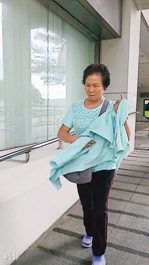 郭俊良妻子（圖）表示意外當日下海摸蜆，突然掀起大浪，丈夫沒頂，被救上岸後不治。（卓成家攝）