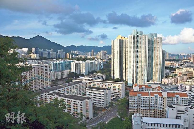 政府計劃未來10年興建逾20萬間公屋單位，公屋營運赤字亦不斷增加。房委會根據可加可減機制，建議今年按公屋住戶入息加租一成，平均每戶每月加154元。圖為白田邨外貌。（葉家豪攝）（明報製圖）住戶心聲﹕白田邨鍾小姐說，如果加租一成，租金將接近2000元。她指交通費等樣樣都加，無法縮減其他開支幫補家計。她認為房委會租金調整機制有問題，希望政府可免租2個月。（葉家豪攝）住戶心聲﹕白田邨何太表示，現時租金一千多元，如加租要多交百多元。她對於可能加租無可奈何。她說支出由兒子負責，而兒子最近已增加家用，所以不會