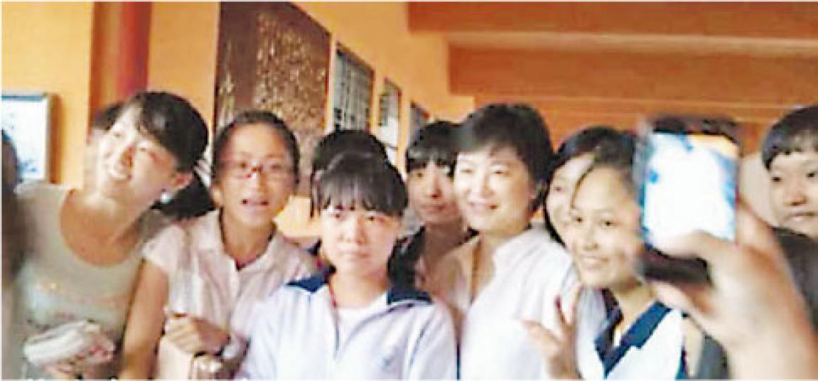 林青霞吸引不少學生一睹她的風采。（微博圖片）林青霞示範書法，字體剛勁有力。（微博圖片）