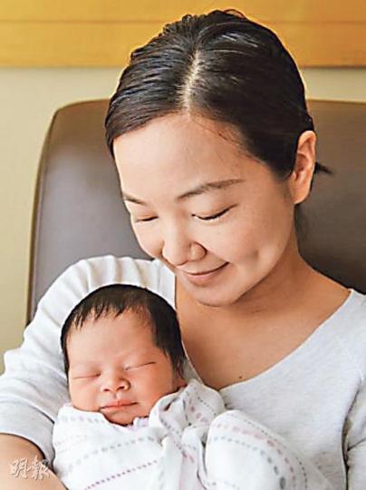 阿雅抱着女兒，一臉幸福。（微博圖片）