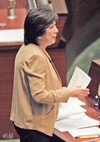 民建聯議員蔣麗芸問特首《白皮書》違反了《基本法》或《中英聯合聲明》哪一條，但特首梁振英沒正面回答，只表示「不是讀一般的法律、在學校有一般的教育水平就可以完全理解」。（李紹昌攝）經民聯林健鋒發問時，先談日前學聯佔中預演有青少年被捕，然後改談立會議案「大塞車」、如何令青少年認識《基本法》等，前後逾500字。最終主席曾鈺成忍不住開腔打斷，要求林提出問題。（鄧宗弘攝）