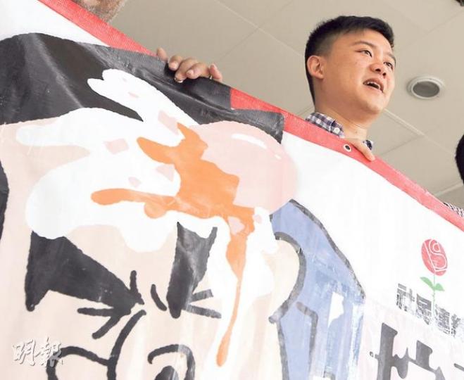 被告陳德章（圖）為社民連秘書長，他昨沒有律師代表，並否認控罪。他又指已聯絡事務律師，之後將與律師商討是否需傳召財政司長曾俊華出庭作證。（李澤彤攝）