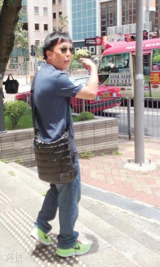 被告鍾欽耀（圖）欲載女子到時鐘酒店開房，途中卻因酒精影響而行錯路，最後誤闖軍營。他昨獲控方撤銷「無許可證進入禁區」控罪，並承認一項醉駕罪名，被判罰款及停牌。（林婉斐攝）