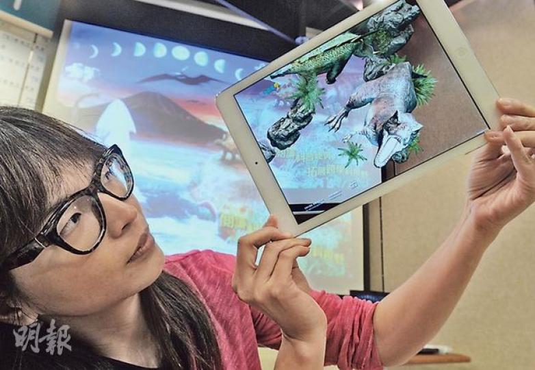 原本參考書上平平無奇的恐龍，經過「擴增實境」技術（Augmented Reality，即AR技術），在平板電腦變成有聲的立體影像，栩栩如生，出版社希望能藉此提高讀者追求知識的主動性。（劉焌陶攝）《香港文學大系1919-1949》是商務印書館本年書展重點新書之一，首輯三卷將先推出，其餘兩輯九卷會在今年10月及明年夏天面世，圖中為《大系》總主編陳國球博士。（劉焌陶攝）