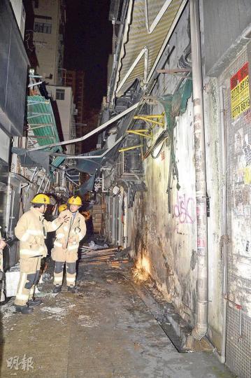 油麻地新填地街160號後巷有垃圾冒煙起火，消防員將火救熄後在場調查。（蔡方山攝）