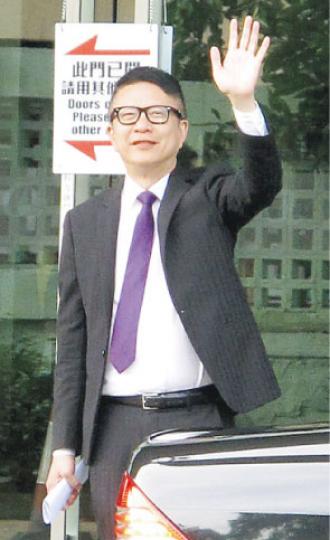 亞視的清盤危機得以解決，執行董事葉家寶風騷揮手。（攝影/記者：鍾一虹、林蘊兒）盛品儒稱其家族親友的基金借錢代亞視還債。（攝影/記者：鍾一虹、林蘊兒）劉錫賢（左起）、蔡國威及黃集鋒知道有糧出，當然笑晒。（攝影/記者：鍾一虹、林蘊兒）