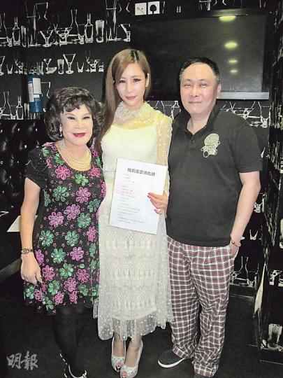 Amy（中）簽小肥豬（右）做經理人，成黃夏蕙（左）師妹。（攝影/記者：柯美）