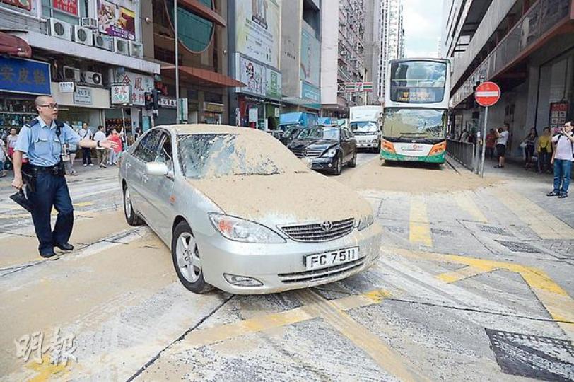 滿載泥漿的泥頭車，昨早駛過北角書局時急煞，導致大量泥漿瀉出路面，一輛私家車被泥漿潑個正着，新巴（圖右）亦被泥漿湧入駕駛座，現場路面一片泥濘。（蔡方山攝）涉事泥頭車意外後停到路旁接受調查，其盛載泥漿的貨斗涉嫌未依環保署規例用帆布覆蓋。（蔡方山攝）泥漿湧入一輛新巴的駕駛座，車長（圖）被濺至滿身泥污。（蔡方山攝）82歲老翁走避不及被泥漿濺中，頓變「泥人」，其前臂受傷，需送院治理。（蔡方山攝）