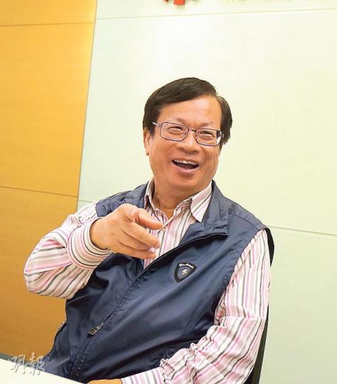 行政會議成員鄭耀棠昨與傳媒茶敘時笑談風生，主動談到建制派未能凝聚力量，不點名批評有建制派在特首選舉後猶如與政府勢不兩立，形容日前向特首提問會否辭職的行為「低莊」。（余瑋攝）對於鄭耀棠不點名的批評，田北俊回應，他作為直選議員，是市民投票選他進入議會監察政府，「不是建制派委任我」，反問建制派「有乜資格指三道四？」（盧翊銘攝）