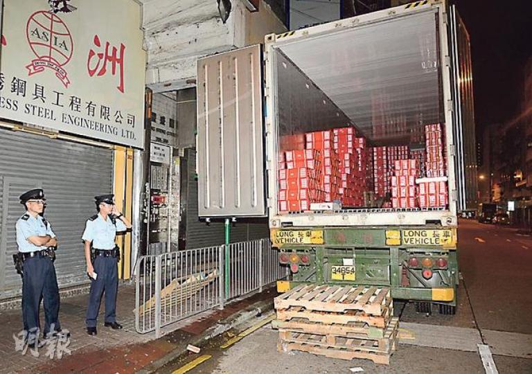 油麻地一名果欄工人在圖中40呎長貨櫃內，搬運逾2000箱山竹，懷疑體力不支暈倒，警員接報到場調查。（蔡方山攝）搬山竹期間暈倒的工人送院搶救。（蔡方山攝）