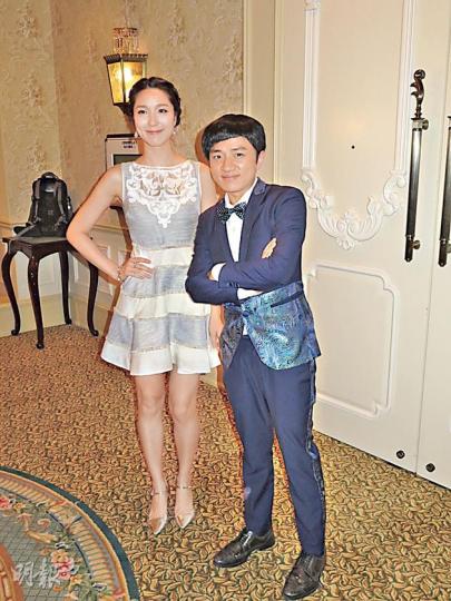 王祖藍與女友李亞男同場拍婚宴戲，祖藍表示要認真試菜，考慮將來會否在該酒店擺婚宴。（攝影/記者﹕楊安莉）萬綺雯與郭晉安穿上結婚旗袍及禮服，為劇集《老表，你好hea！》拍攝煞科戲。（攝影/記者﹕楊安莉）
