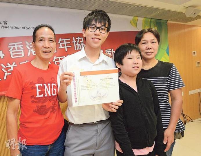 17歲的葉峻誠（左二）初中時曾成為隱青，一年間終日沉迷網絡遊戲而荒廢學業並輟學，後向父母（左一及右一）坦誠傾訴，終解開心結消除誤解，重返校園，現於伯裘書院就讀中四。（黃志東攝）