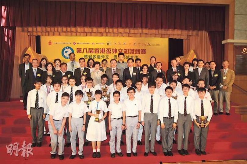 出席嘉賓第四排左起為中聯辦青年工作部副部長李薊貽、外交部發言人華春瑩、「香港明天更好基金」信託人委員遠東發展有限公司丹斯里拿督邱達昌、教育局副局長楊潤雄、政務司長林鄭月娥、外交部駐港特派員宋哲、中聯辦副主任楊建平、外交部駐港副特派員佟曉玲、外交部港澳台司副司長馬占武、賽馬會公司事務總監麥建華、外交部駐港副特派員姜瑜、基本法委員會委員莫樹聯、中國國際問題研究所副所長郭憲綱及外交學院教授熊志勇。（林俊源攝）