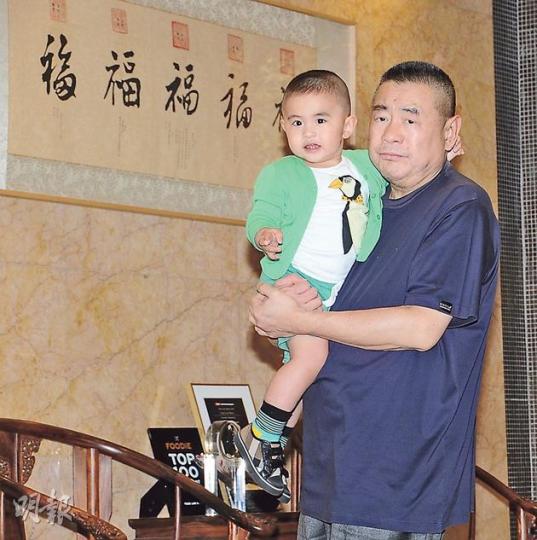 大劉跟兒子儼如餅印般。（攝影/記者：鍾偉茵）小秀樺穿著白裙仔，跟母親甘比的綠Look同樣搶鏡。（攝影/記者：鍾偉茵）