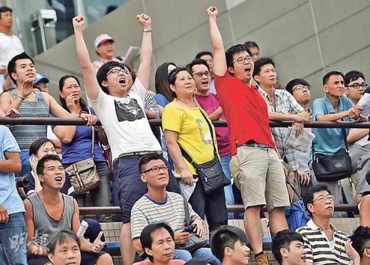 馬迷抵受30多度高溫,忘情地為自己落注的馬大聲打氣,激動時更站起來,舉手吶喊。(余俊亮攝)68歲的區伯是巴西隊「粉絲」,肯定巴西可奪冠,已投注百多元於決賽組合上,昨到馬場買馬限自己每次投注額於500元或以下。 (余俊亮攝)19歲的張先生笑稱「買馬又買波」,但未親身騎過馬,所以難以估計賽馬結果,而自己閒時都會踢波,所以「買波有親切感」。(林樂軒攝)(明報製圖) 馬迷抵受30多度高溫,忘情地為自己落注的馬大聲打氣,激動時更站起來,舉手吶喊。(余俊亮攝)68歲的區伯是巴西隊「粉絲」,肯定巴西可奪冠,已投注百多元於決賽組合上,昨到馬場買馬限自己每次投注額於500元或以下。 (余俊亮攝)19歲的張先生笑稱「買馬又買波」,但未親身騎過馬,所以難以估計賽馬結果,而自己閒時都會踢波,所以「買波有親切感」。(林樂軒攝)(明報製圖)