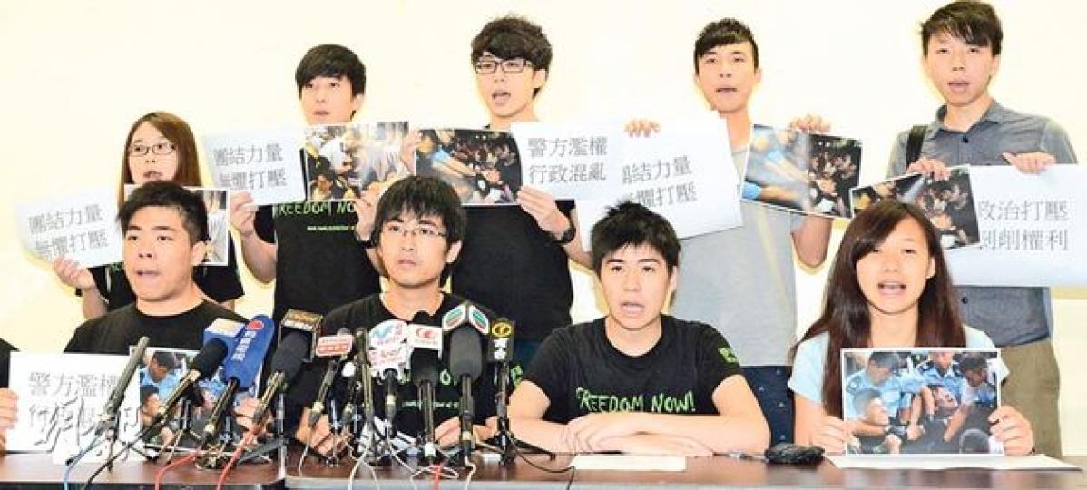 社民連梁國雄呼籲發起5區辭職變相公投，學聯認為議會和街頭政治可雙軌並行，不排除兩者結合可製造更巨大的政治壓力，迫使政府拋出真普選方案。圖為學聯代表昨日舉行記者會，譴責警隊使用暴力處理示威者。（陳淑安攝）
