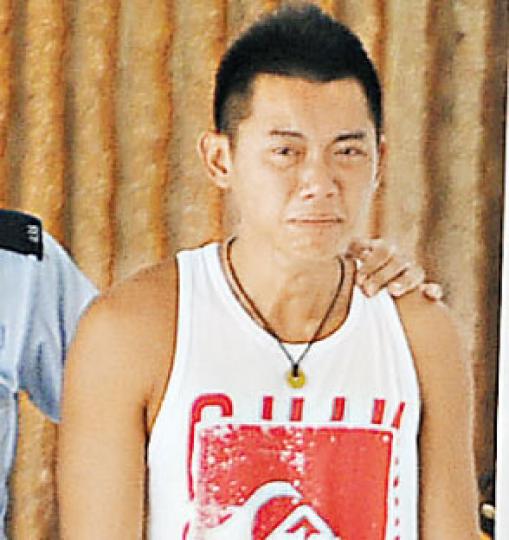 女友顏沅彤在石澳泳灘溺斃後，其任職救生員的男友（圖）及友人趕到醫院認屍均十分悲傷，男友更多次痛哭。（衛永康攝）22歲女子顏沅彤送院時口耳鼻均流出血水，搶救後不治。（衛永康攝）