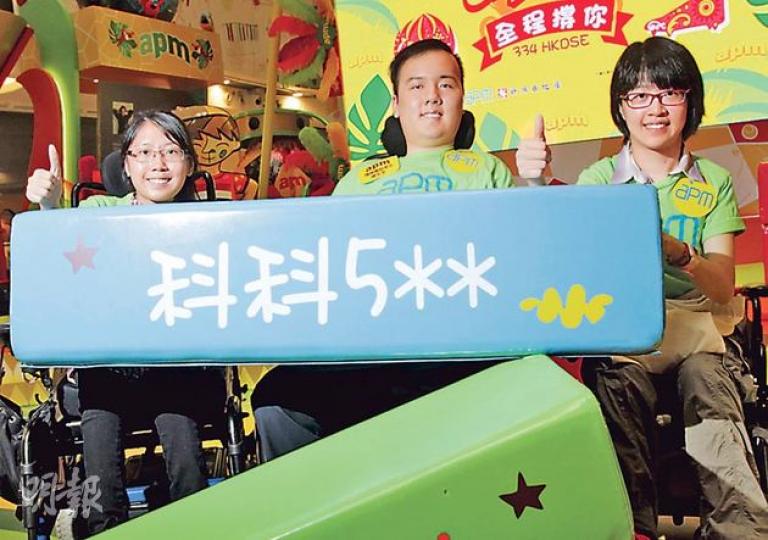 同患脊髓神經細胞萎縮症的何宛淇（左）和譚永亨（中）學習上各有難處，但都抱住樂觀態度面對，分別希望入讀港大哲學系和中大宗教研究系。宛淇的硬地滾球港隊隊友楊曉林（右）則希望讀社工系。（李澤彤攝）