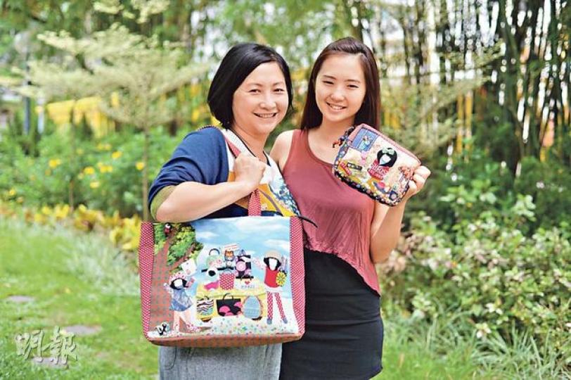 製作袋子令Helen(左)忘記抗癌痛苦,不少圖案是來自與女兒的相處趣事,女兒(右)更教她使用facebook多多宣傳,母女感情增進不少。(盧翊銘攝)人生總有不如意事,Helen更不幸患癌,但其作品卻是充滿色彩,滿是令人歡樂開心的元素。(盧翊銘攝) 製作袋子令Helen(左)忘記抗癌痛苦,不少圖案是來自與女兒的相處趣事,女兒(右)更教她使用facebook多多宣傳,母女感情增進不少。(盧翊銘攝)人生總有不如意事,Helen更不幸患癌,但其作品卻是充滿色彩,滿是令人歡樂開心的元素。(盧翊銘攝)