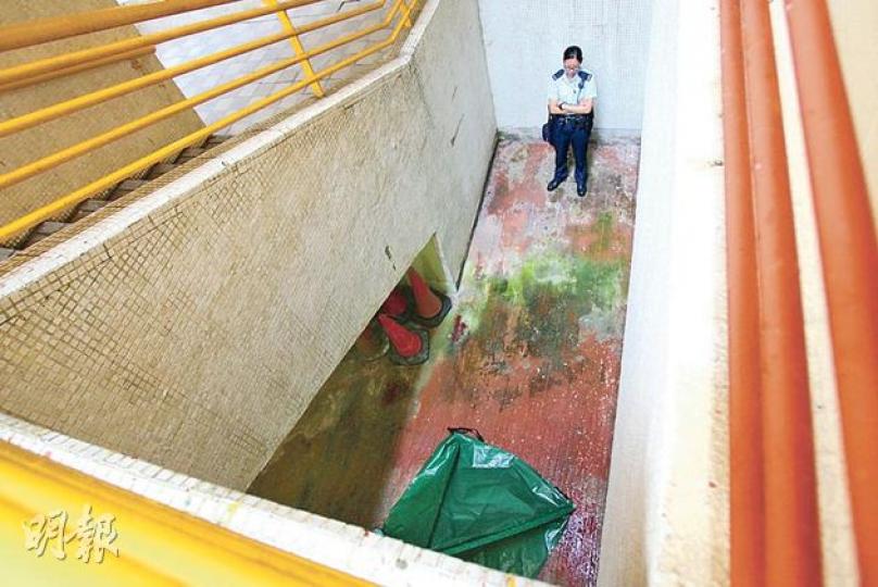身懷愛護動物協會義工證的男子伏屍天平邨多層停車場地庫，屍體由小帳篷遮掩等候舁走。（伍浦鋒攝）