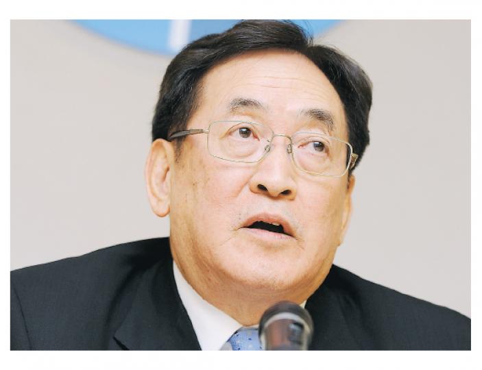 平機會昨日發表的歧視條例諮詢文件，建議《種族歧視條例》的保障定義包括「是否香港居民、居港年期、旅客及移民」等身分；被問及是否影響現時申請公屋、福利金等居港年期限制，平機會主席周一嶽表示，新移民應與香港人「一視同仁」，相信應以「正常程序，非特殊程序處理」。（胡景禧攝）新移民心聲﹕來港約3年的新移民單親媽媽戴女士說，曾面試10多份工作無功而還，更曾遭僱主以她是新移民為由拒絕聘用，令她感到受歧視，期望平機會檢討歧視條例後，可減低新移民受歧視的情况。（鄧宗弘攝）內地客心聲﹕來自汕頭的許小姐稱每年來港兩三