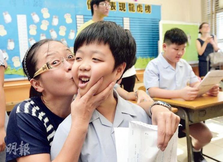 兒子獲派心儀學校,有家長大為興奮,肉緊地親吻兒子臉龐。(鄧宗弘攝)一度沉迷打機的鄧家威(左),獲校長勸誡後不但戒打機,還常去圖書館看書,希望藉知識改變命運。鄧媽媽(右)說,希望兒子將來覓得工作,回饋社會。(鄧宗弘攝)成詩詠(中)昨獲派循道中學,成媽媽(左)說不會太在意派位結果,只要女兒滿意就可。鮮魚行校長梁紀昌(右)則希望詩詠可升讀最心儀的協恩中學,已特意致電協恩校長推薦她。(鄧宗弘攝) 兒子獲派心儀學校,有家長大為興奮,肉緊地親吻兒子臉龐。(鄧宗弘攝)一度沉迷打機的鄧家威(左),獲校長勸誡後不但戒打機,還常去圖書館看書,希望藉知識改變命運。鄧媽媽(右)說,希望兒子將來覓得工作,回饋社會。(鄧宗弘攝)成詩詠(中)昨獲派循道中學,成媽媽(左)說不會太在意派位結果,只要女兒滿意就可。鮮魚行校長梁紀昌(右)則希望詩詠可升讀最心儀的協恩中學,已特意致電協恩校長推薦她。(鄧宗弘攝)