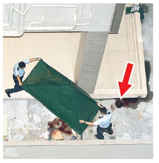 女死者墮樓跌在酒店平台,身首異處死亡,頭顱(箭嘴示)跌在軀體10呎以外,警員要分別用兩塊帆布遮蓋。(蔡方山攝) 女死者墮樓跌在酒店平台,身首異處死亡,頭顱(箭嘴示)跌在軀體10呎以外,警員要分別用兩塊帆布遮蓋。(蔡方山攝)