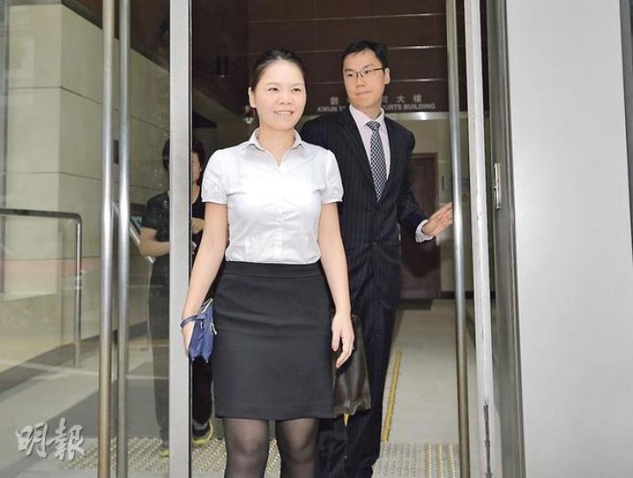 曾在雅生萊任養生策劃顧問助理主任的被告黃榮珠（圖），原被控一項具威嚇性營業行為罪，審訊後脫罪，昨離開法庭時笑容滿面。（鄧宗弘攝）