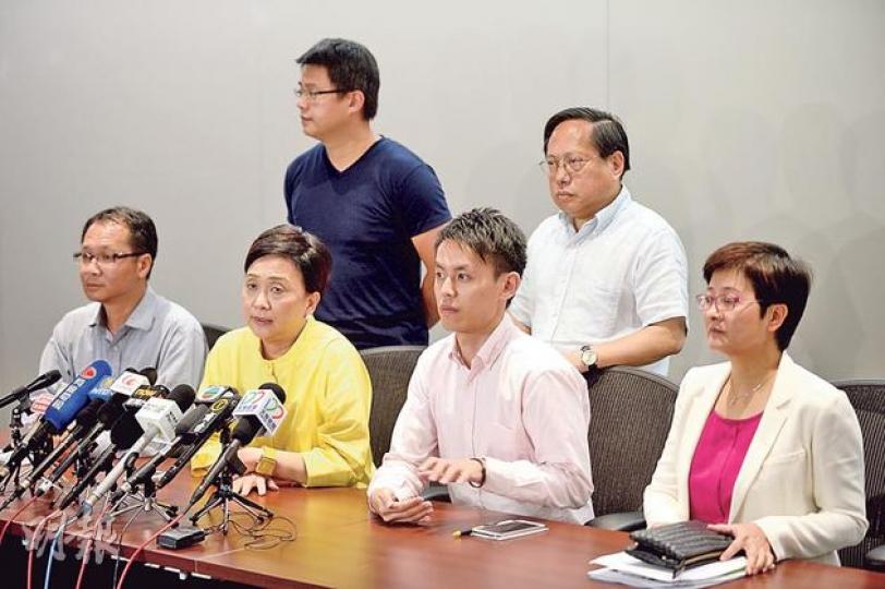 民主黨昨舉行黨內會議,與黨員共商和平佔中的準備工作。該黨強調,民主黨會配合佔中三子的行動,而非自己發動佔中。圖左二為主席劉慧卿。(葉家豪攝) 民主黨昨舉行黨內會議,與黨員共商和平佔中的準備工作。該黨強調,民主黨會配合佔中三子的行動,而非自己發動佔中。圖左二為主席劉慧卿。(葉家豪攝)