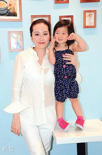 谷祖琳與女兒出席甜品店開幕,小谷宣布自己懷了4個月身孕。(攝影﹕鍾偉茵) 谷祖琳與女兒出席甜品店開幕,小谷宣布自己懷了4個月身孕。(攝影﹕鍾偉茵)