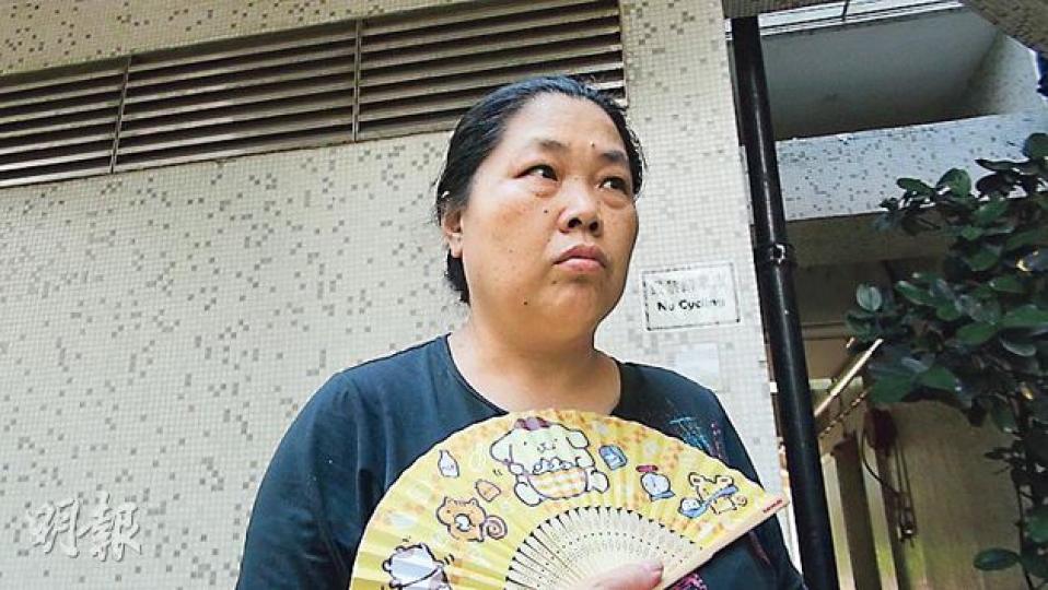 街坊賴女士曾與疑犯一同乘升降機,她形容對方眼神古怪,經常亂罵人。(林智傑攝)居於昌盛樓16樓的陳伯,指疑犯無所事事,常在走廊兇神惡煞講電話,人見人怕。(曾映妹攝) 街坊賴女士曾與疑犯一同乘升降機,她形容對方眼神古怪,經常亂罵人。(林智傑攝)居於昌盛樓16樓的陳伯,指疑犯無所事事,常在走廊兇神惡煞講電話,人見人怕。(曾映妹攝)