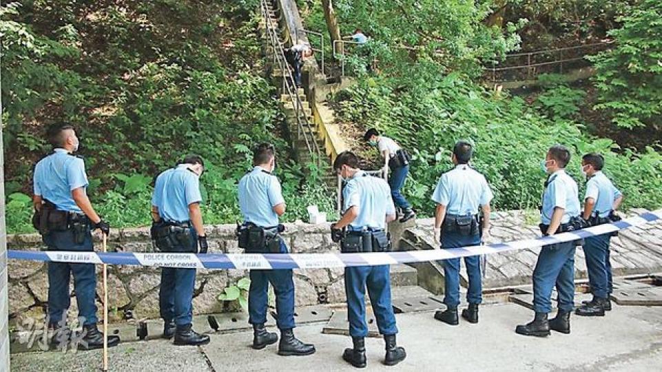 徐昌富家人一度指死者失去戒指及手表,警方機動部隊人員曾封鎖現場搜查,但未有發現。(林智傑攝)死者屍體被發現後,徐妻(中)及親友到場拜祭,顯得十分傷心。(余思朗攝) 徐昌富家人一度指死者失去戒指及手表,警方機動部隊人員曾封鎖現場搜查,但未有發現。(林智傑攝)死者屍體被發現後,徐妻(中)及親友到場拜祭,顯得十分傷心。(余思朗攝)