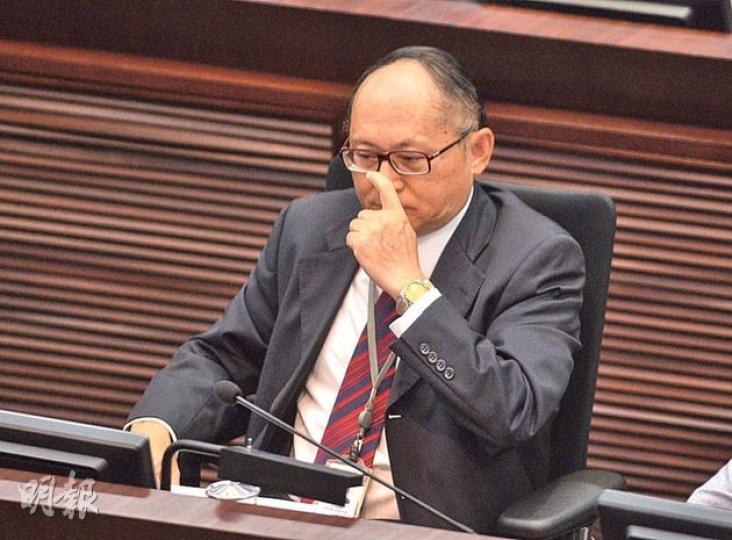 立法會財務委員會會議昨日表決不信任主席吳亮星(圖)的議案,在建制派議員反對下議案遭否決,而吳亦可鬆一口氣,本周五及周六可繼續主持會議。(盧翊銘攝)立法會財委會昨日舉行特別會議,有將軍澳居民到場抗議,手持氣球道具要求「吳亮星返火星」,不滿他讓財委會表決擴建堆填區撥款。(盧翊銘攝) 立法會財務委員會會議昨日表決不信任主席吳亮星(圖)的議案,在建制派議員反對下議案遭否決,而吳亦可鬆一口氣,本周五及周六可繼續主持會議。(盧翊銘攝)立法會財委會昨日舉行特別會議,有將軍澳居民到場抗議,手持氣球道具要求「吳亮星返火星」,不滿他讓財委會表決擴建堆填區撥款。(盧翊銘攝)