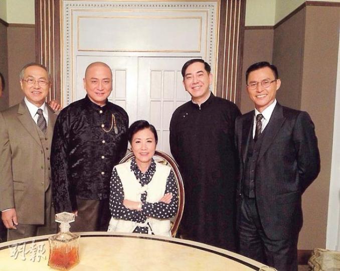 阿姐(中)來探班,于洋(左起)、湯鎮業、黃秋生及張國強安排她坐前面合照。(微博圖片) 阿姐(中)來探班,于洋(左起)、湯鎮業、黃秋生及張國強安排她坐前面合照。(微博圖片)