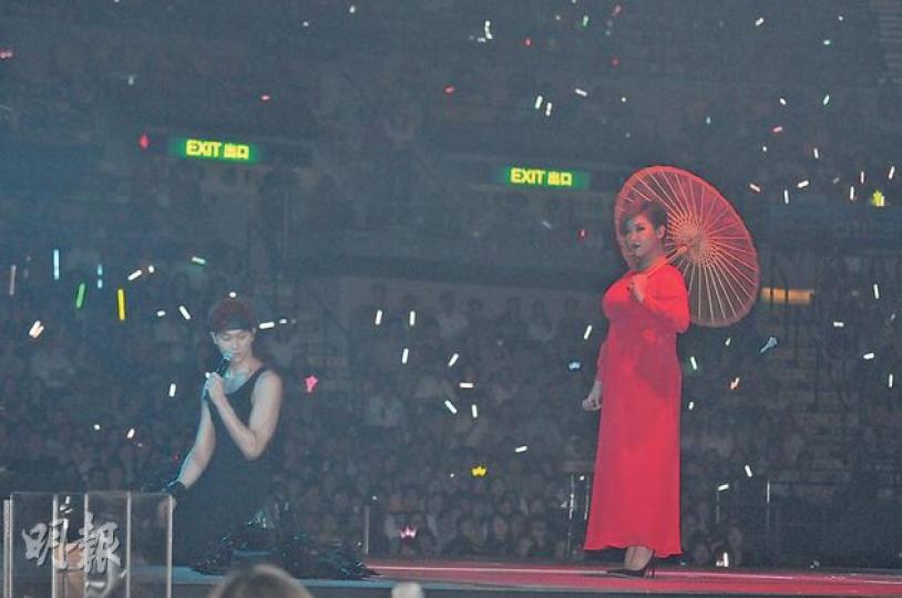 欣宜飾演紅衣女鬼,貼身連身裙令身材更見突出。(攝影:梁迺楠)欣宜擔任張智霖尾場個唱的嘉賓。(攝影:梁迺楠)張智霖為張學友預祝生日,令壽星驚喜。(攝影:梁迺楠)張學友當眾摸張智霖,令不少女粉絲羨慕。(攝影:梁迺楠)張智霖半跪合唱,張學友開心到飛起?(攝影:梁迺楠)袁詠儀幫老公招呼一眾好友。(攝影:梁迺楠)張智霖除衫騷肌,台下觀眾尖叫聲不絕。(攝影:梁迺楠) 欣宜飾演紅衣女鬼,貼身連身裙令身材更見突出。(攝影:梁迺楠)欣宜擔任張智霖尾場個唱的嘉賓。(攝影:梁迺楠)張智霖為張學友預祝生日,令壽星驚喜。(攝影:梁迺楠)張學友當眾摸張智霖,令不少女粉絲羨慕。(攝影:梁迺楠)張智霖半跪合唱,張學友開心到飛起?(攝影:梁迺楠)袁詠儀幫老公招呼一眾好友。(攝影:梁迺楠)張智霖除衫騷肌,台下觀眾尖叫聲不絕。(攝影:梁迺楠)