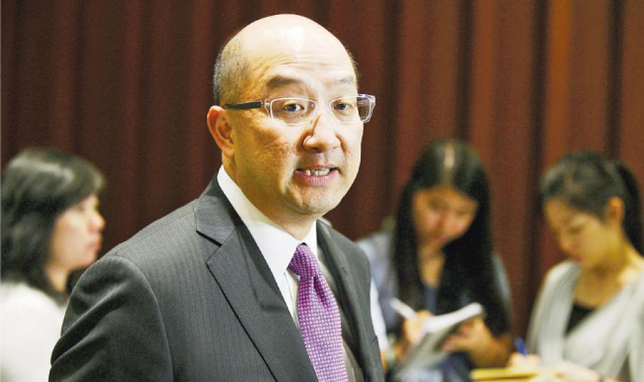 政制及內地事務局長譚志源說,下周二的政改報告不會提出具體方案,港府會於年底作第二輪諮詢,屆時諮詢文件會有具體方案。(余俊亮攝)政制及內地事務局長譚志源說,下周二的政改報告不會提出具體方案,港府會於年底作第二輪諮詢,屆時諮詢文件會有具體方案。(余俊亮攝)「佔領中環」發起人戴耀廷(前排右五)、陳健民(前排右四)昨晚與真普聯成員和學界代表開會,討論如何推動真普聯方案。戴耀廷會後稱,若人大常委會拍板,顯示2017年並無真普選,就會佔中。(李澤彤攝) 政制及內地事務局長譚志源說,下周二的政改報告不會提出具體方案,港府會於年底作第二輪諮詢,屆時諮詢文件會有具體方案。(余俊亮攝)政制及內地事務局長譚志源說,下周二的政改報告不會提出具體方案,港府會於年底作第二輪諮詢,屆時諮詢文件會有具體方案。(余俊亮攝)「佔領中環」發起人戴耀廷(前排右五)、陳健民(前排右四)昨晚與真普聯成員和學界代表開會,討論如何推動真普聯方案。戴耀廷會後稱,若人大常委會拍板,顯示2017年並無真普選,就會佔中。(李澤彤攝)