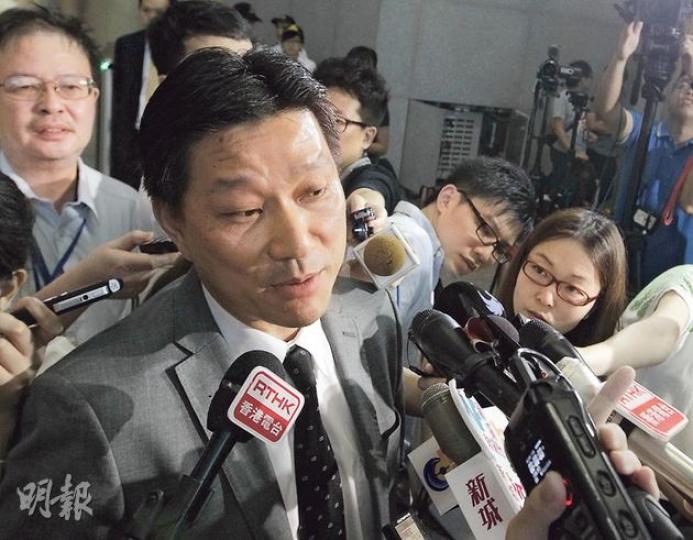 香港警察員佐級協會主席陳祖光昨與林鄭月娥會晤後透露,林太指政改諮詢報告出爐後或對公務員有影響,並表示支持警方工作。(李澤彤攝)警務督察協會新任主席敖志恆與林鄭月娥會晤後透露,席間有提及佔中問題。(李澤彤攝)政府紀律部隊人員總工會主席麥錦輝指出,約兩天前收到政制及內地事務局通知,與林鄭月娥會晤,他表示時間較以往倉卒。(李澤彤攝) 香港警察員佐級協會主席陳祖光昨與林鄭月娥會晤後透露,林太指政改諮詢報告出爐後或對公務員有影響,並表示支持警方工作。(李澤彤攝)警務督察協會新任主席敖志恆與林鄭月娥會晤後透露,席間有提及佔中問題。(李澤彤攝)政府紀律部隊人員總工會主席麥錦輝指出,約兩天前收到政制及內地事務局通知,與林鄭月娥會晤,他表示時間較以往倉卒。(李澤彤攝)