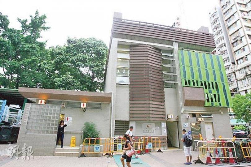 本報記者於昨在旺角洗衣街公廁內觀察了20分鐘，發現17名如廁的男士當中，有兩人沒洗手，即使洗手也只洗3至4秒，也有人只洗單手，且沒有用梘液。（伍浦鋒攝）
