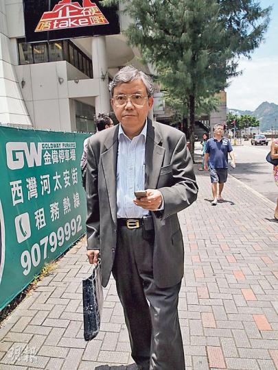 被告唐汝駿(圖)涉偷取屬於律師事務所的2.4萬元,並向客人訛稱入境處要求收取3000元訟費,昨在東區法院被判囚6個月,獲准保釋上訴。(卓成家攝)被告唐汝駿的舊同學、資深大律師陳志海 (圖),昨到東區法院旁聽支持被告。(卓成家攝) 被告唐汝駿(圖)涉偷取屬於律師事務所的2.4萬元,並向客人訛稱入境處要求收取3000元訟費,昨在東區法院被判囚6個月,獲准保釋上訴。(卓成家攝)被告唐汝駿的舊同學、資深大律師陳志海 (圖),昨到東區法院旁聽支持被告。(卓成家攝)