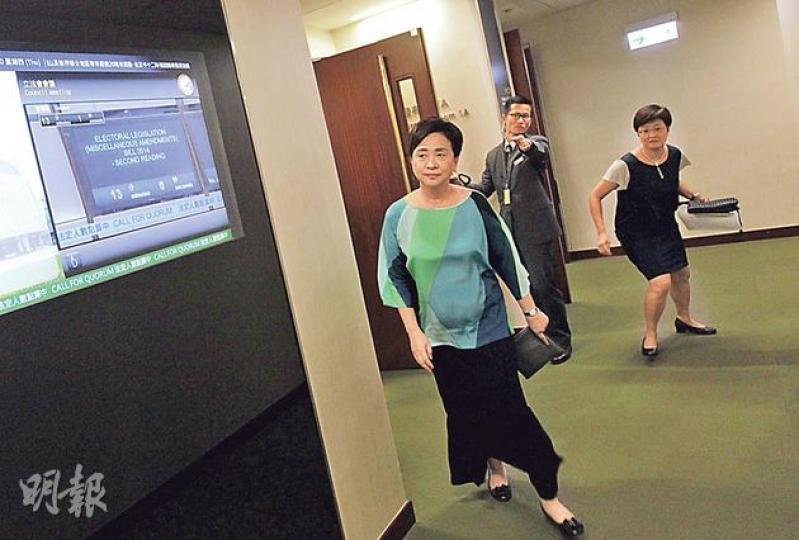 立法會昨日續會,而民主黨在大樓舉行記者會期間,有議員響鐘點算出席人數,劉慧卿(左)及黨友黃碧雲(右)等議員,也要擱下工作,匆忙趕往會議廳開會。(李澤彤攝) 立法會昨日續會,而民主黨在大樓舉行記者會期間,有議員響鐘點算出席人數,劉慧卿(左)及黨友黃碧雲(右)等議員,也要擱下工作,匆忙趕往會議廳開會。(李澤彤攝)