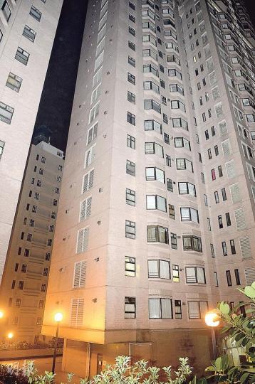 愛都大廈發生富家女墮樓命案,上址單位月租約11萬至13萬元,住客非富則貴。圖為案發的第3座。(蔡方山攝) 愛都大廈發生富家女墮樓命案,上址單位月租約11萬至13萬元,住客非富則貴。圖為案發的第3座。(蔡方山攝)