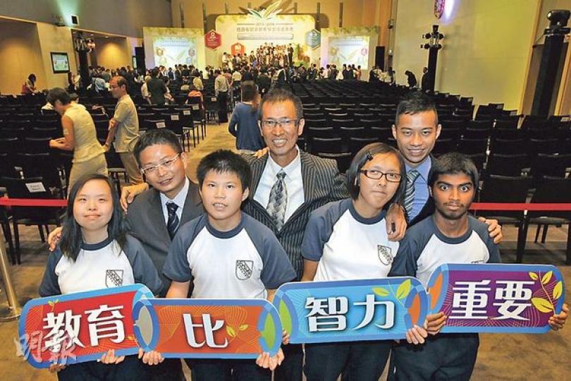 香港四邑商工總會陳南昌紀念學校的教學方針是「教育比智力重要」,副校長馮安(後排中)與另外兩名校內體育教師張惠達(後排左)和鄧振威(後排右)昨獲頒「體育學習領域」的行政長官卓越教學獎,表揚他們盡心教育智障學童。(李紹昌攝) 香港四邑商工總會陳南昌紀念學校的教學方針是「教育比智力重要」,副校長馮安(後排中)與另外兩名校內體育教師張惠達(後排左)和鄧振威(後排右)昨獲頒「體育學習領域」的行政長官卓越教學獎,表揚他們盡心教育智障學童。(李紹昌攝)
