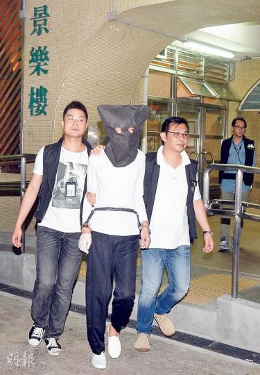 涉嫌強姦案疑犯被捕後,警方懷疑其右手留有重要證據,替他戴上白色手套以便深入調查。(蔡方山攝) 涉嫌強姦案疑犯被捕後,警方懷疑其右手留有重要證據,替他戴上白色手套以便深入調查。(蔡方山攝)