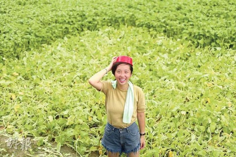 應屆文憑試考生辛兒璁(圖)曾參與反對發展新界東北的集會,她除了是坪輋導賞中心義工,亦會逢周一和周四到該處耕田。(余俊亮攝) 應屆文憑試考生辛兒璁(圖)曾參與反對發展新界東北的集會,她除了是坪輋導賞中心義工,亦會逢周一和周四到該處耕田。(余俊亮攝)
