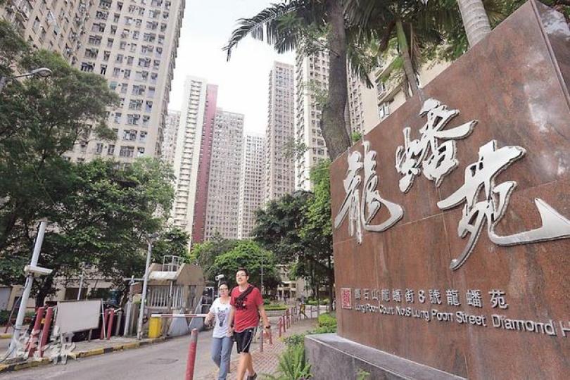 黃大仙龍蟠苑(圖)是康業管理下有參與「強化小額工程質素及監管計劃」的屋苑之一,有部分業主欲查閱小型工程的單據了解情况,按法例須取得5%業主聯署,業主俞先生質疑這條法例安排不夠公開透明,令小業主難以監察帳目。(鄧宗弘攝) 黃大仙龍蟠苑(圖)是康業管理下有參與「強化小額工程質素及監管計劃」的屋苑之一,有部分業主欲查閱小型工程的單據了解情况,按法例須取得5%業主聯署,業主俞先生質疑這條法例安排不夠公開透明,令小業主難以監察帳目。(鄧宗弘攝)