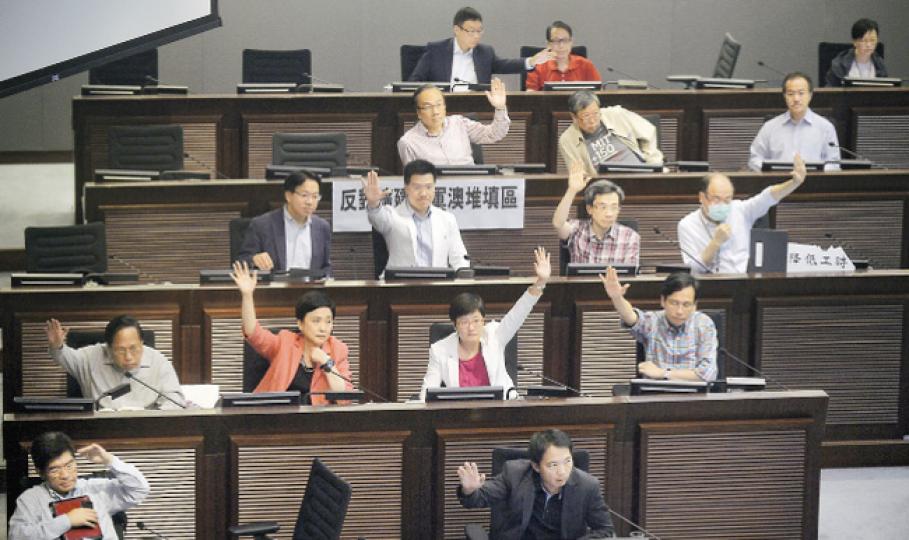立法會財委會昨日開快車,下午後無論建制及泛民議員也乖乖減少發言,審批項目時泛民議員舉手支持,惟仍有17項撥款申請未趕及審批。(鄧宗弘攝)財委會主席吳亮星在爭議聲中完成一年的主席任期,昨日在今年度最後一次會議後回答記者提問,然後獨自離開會議室乘升降機離開。他在主持新界東北撥款的手法備受爭議,更遭議員提出不信任議案。(鄧宗弘攝)(明報製圖) 立法會財委會昨日開快車,下午後無論建制及泛民議員也乖乖減少發言,審批項目時泛民議員舉手支持,惟仍有17項撥款申請未趕及審批。(鄧宗弘攝)財委會主席吳亮星在爭議聲中完成一年的主席任期,昨日在今年度最後一次會議後回答記者提問,然後獨自離開會議室乘升降機離開。他在主持新界東北撥款的手法備受爭議,更遭議員提出不信任議案。(鄧宗弘攝)(明報製圖)