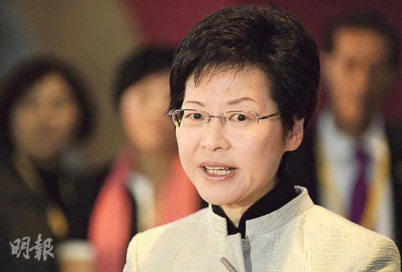 政務司長林鄭月娥(圖)昨晚出席香港福建同鄉會活動時說﹕「既然(政改)諮詢亦完成了,我們編寫的報告亦去到尾聲,我們覺得應該按照原定的計劃,由行政長官在下周二向全國人大常委會提交這個有關香港政制發展的報告。」(余俊亮攝) 政務司長林鄭月娥(圖)昨晚出席香港福建同鄉會活動時說﹕「既然(政改)諮詢亦完成了,我們編寫的報告亦去到尾聲,我們覺得應該按照原定的計劃,由行政長官在下周二向全國人大常委會提交這個有關香港政制發展的報告。」(余俊亮攝)